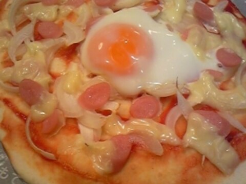 とろーり♪目玉焼きピザ